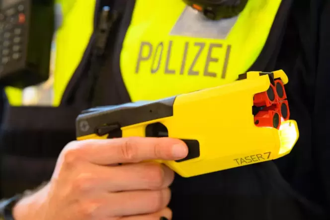 Die Polizeibeamten mussten eine Elektroschockpistole einsetzen, um den hochaggressiven Mann zu überwältigen.