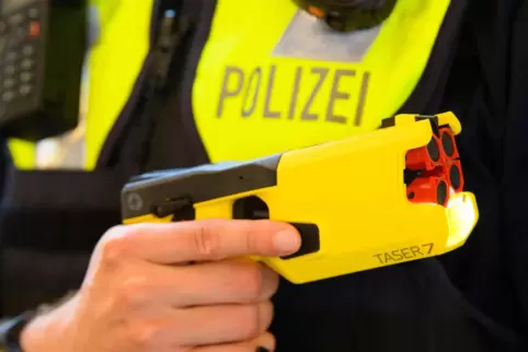 Die Polizeibeamten mussten eine Elektroschockpistole einsetzen, um den hochaggressiven Mann zu überwältigen. 
