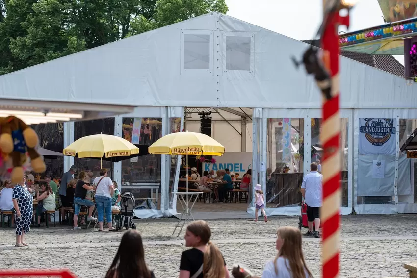 Das Zelt bot bei ein paar Wetterkapriolen am Sonntag Schutz für die Besucher.