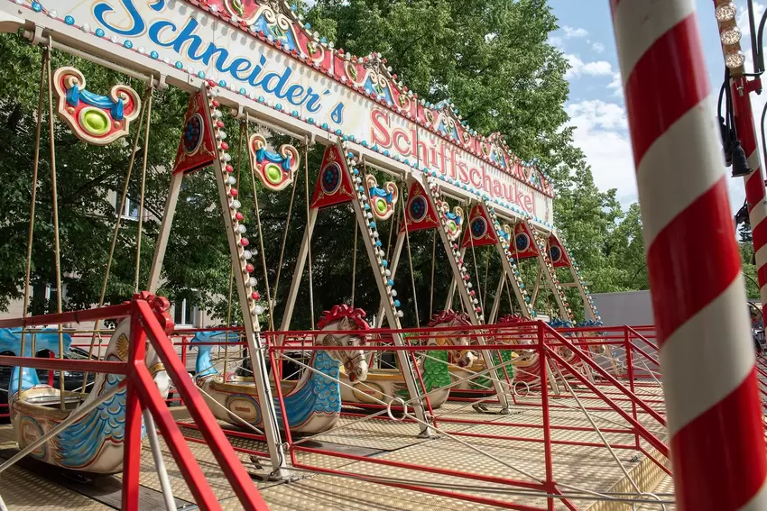 Hübsches Fahrgeschäft: die Schiffschaukel.