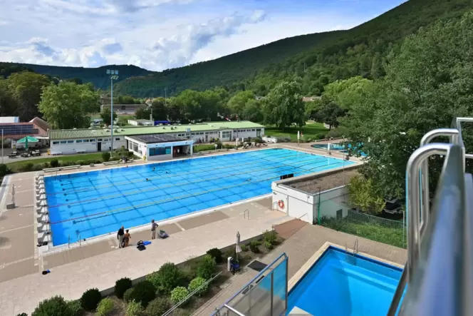 Blick vom Sprungturm aufs Stadionbadgelände.