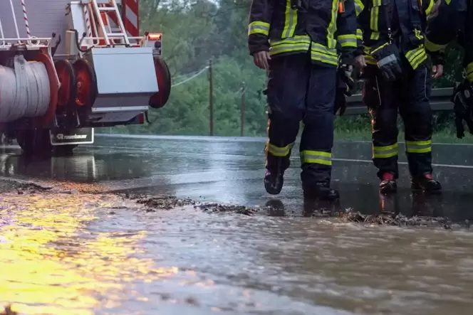 Zwei Mal musste die Feuerwehr am Sonntag in Obrigheim wegen Überflutungen ausrücken.