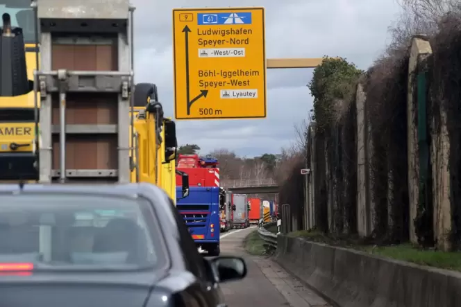 Auf der B9 in Höhe Speyer-West darf ab sofort nur noch mit Tempo 50 die Brücke über die L528 überquert werden.
