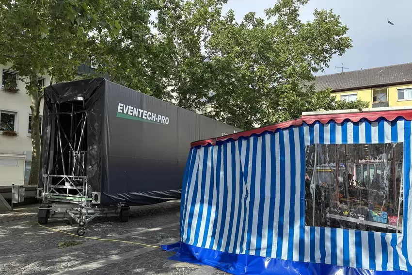 Der Mix am Dienstag: Wochenmarkt und Strohhutfest. Auf dem Rathausplatz wartet die RPR1.-Bühne hinter einem Marktstand bereits a