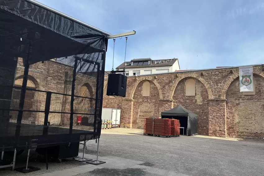 Die Bühne in der Erkenbert-Ruine ist fertig und schon bereit für ihren Einsatz.