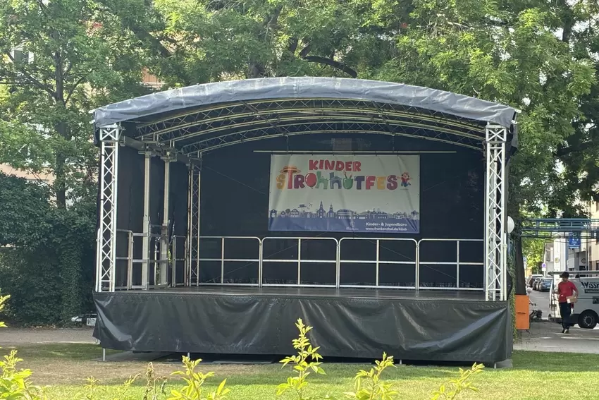Vorbereitungen für das Kinderstrohhutfest: Die Bühne auf der Willy-Brandt-Anlage wird die kleinen Strohhutfest-Fans mit Spaß, Mu