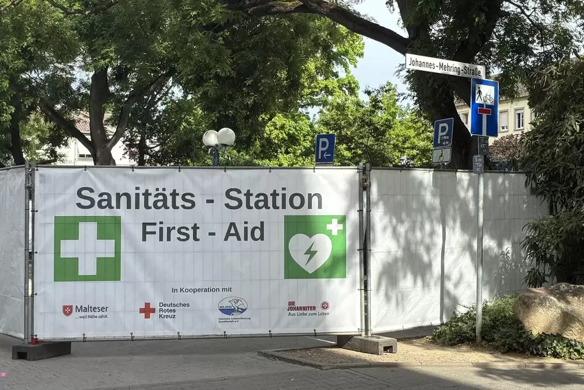 Die Erste-Hilfe-Station befindet sich an der Ecke Karolinenstraße und Johannes-Mehring-Straße.