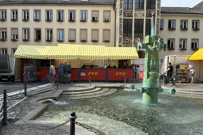 Auch die Narren sind wie viele Vereine beim Strohhutfest dabei: der Frankenthaler Carneval Verein (FCV) am Erkenbertbrunnen.
