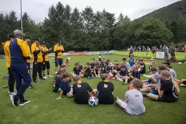 Bei der Vorbesprechung des Trainingsablaufs: das Trainerteam mit Kaizer Motaung (links). 