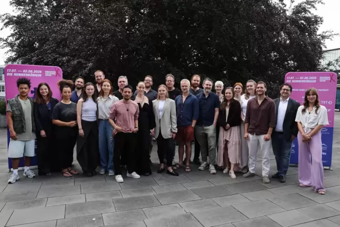 Team und Ensemble der diesjährigen Nibelungen-Festspiele vor dem Probenstart: (von links) Nathan Bartman, Petra Simon, Risha Sil