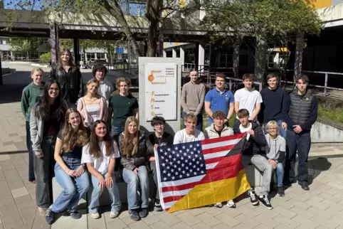 Blick nach Westen: Schüler des Schwerd-Gymnasium zeigen mit ihrer Lehrerin Ingrid Pohl (vordere Reihe rechts) Flagge für den Sch