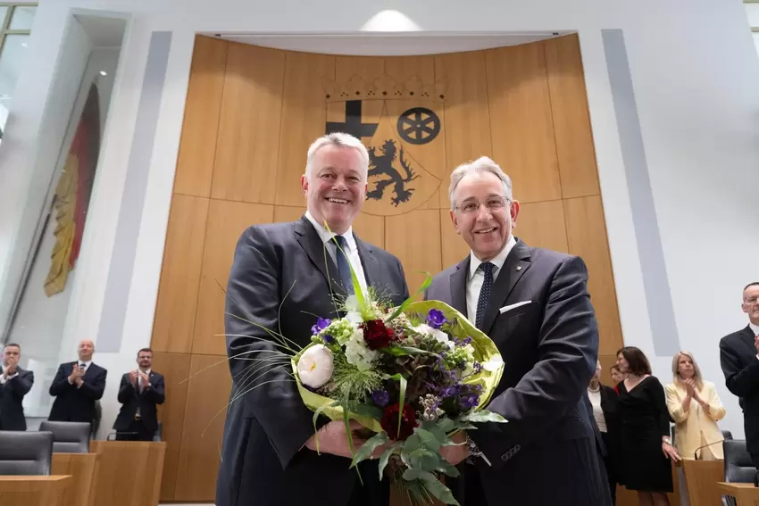 Landtagspräsident Matthias Lammert (CDU, rechts) gratuliert seinem Parteifreund Gordon Schnieder zu dessen Wahl als neuer rheinl