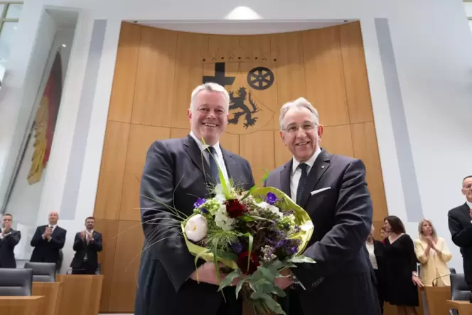 Landtagspräsident Matthias Lammert (CDU, rechts) gratuliert seinem Parteifreund Gordon Schnieder zu dessen Wahl als neuer rheinl