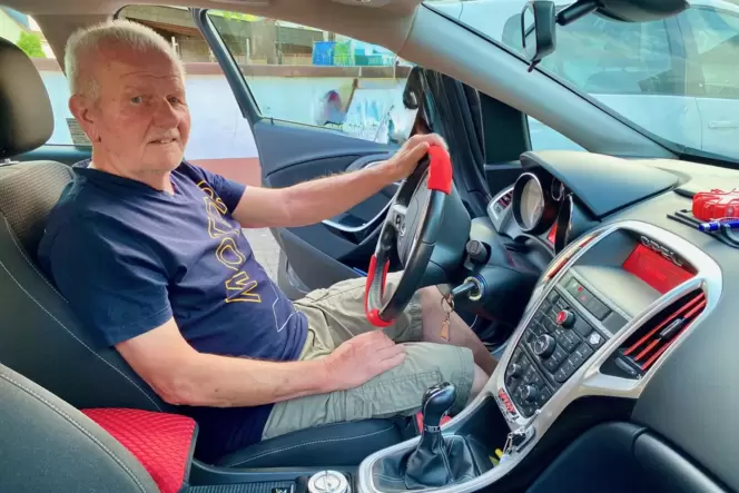 »Außer Opel kommt mir nix in die Garage«: Helmut Preis ist glühender Verehrer der Marke mit dem Blitz. Sein aktuelles Auto ist 1