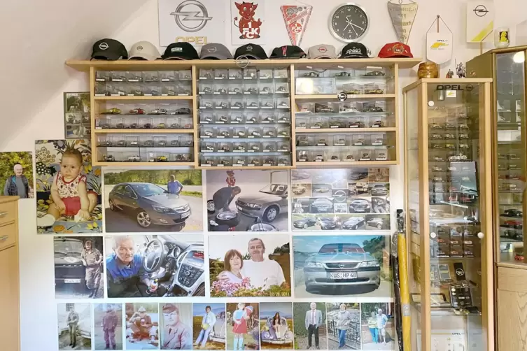 Nur eine halbe von vier W&auml;nden im Bosenbacher Opel-Zimmer. Fotos, Automodelle, M&uuml;tzen, Wimpel verraten, wof&uuml;r Helmut Preis schw&auml;