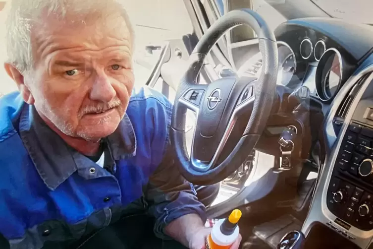 Eher Wonne denn Arbeit: Autopflege im Hause Preis. &bdquo;Meine Frau wundert sich immer, wo ich &uuml;berall hinkomme.&ldquo; 