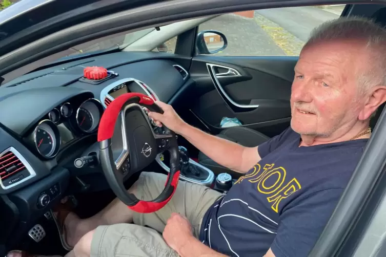 In seine Doppelgarage darf au&szlig;er Opel nichts rein. Au&szlig;erdem: Helmut Preis w&uuml;rde sich auch an kein anderes Steuer setzen als an s