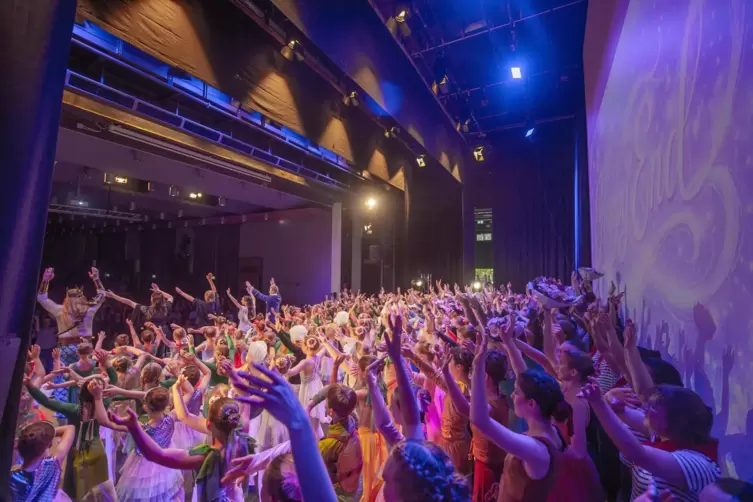 Volle B&uuml;hne beim Ballett in der Stadthalle.