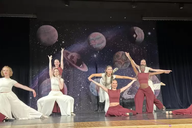 Die Unity Dancers zeigen &bdquo;Licht und Schatten&ldquo;. 