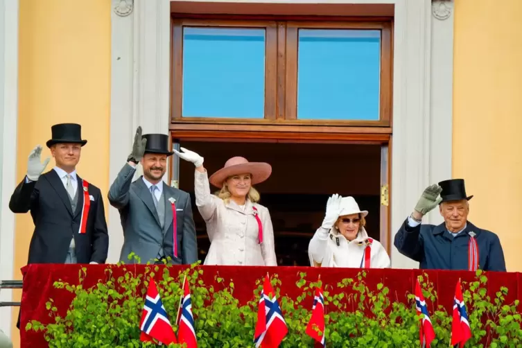 Am 17. Mai ist Nationalfeiertag in Norwegen: Die k&ouml;nigliche Familie mit Prinz Sverre Magnus, Kronprinz Haakon, Kronprinzessin Me