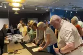 In den Geschäftsräumen von Birgit Stärk (links) im Depot LU gab es für die Interessenten für die Wohnungen viele schriftliche In