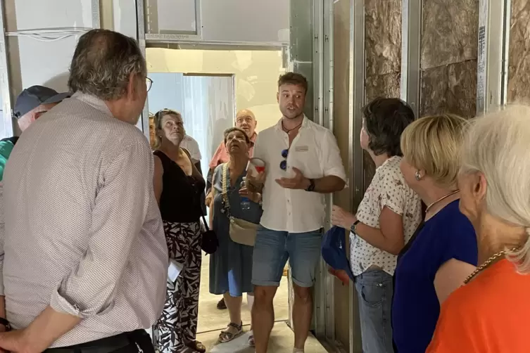 Architekt Christian Behnisch (Mitte) erl&auml;utert im Rohbau in der Brucknerstra&szlig;e, wie die hohen R&auml;ume ausgestattet werden sollen. 