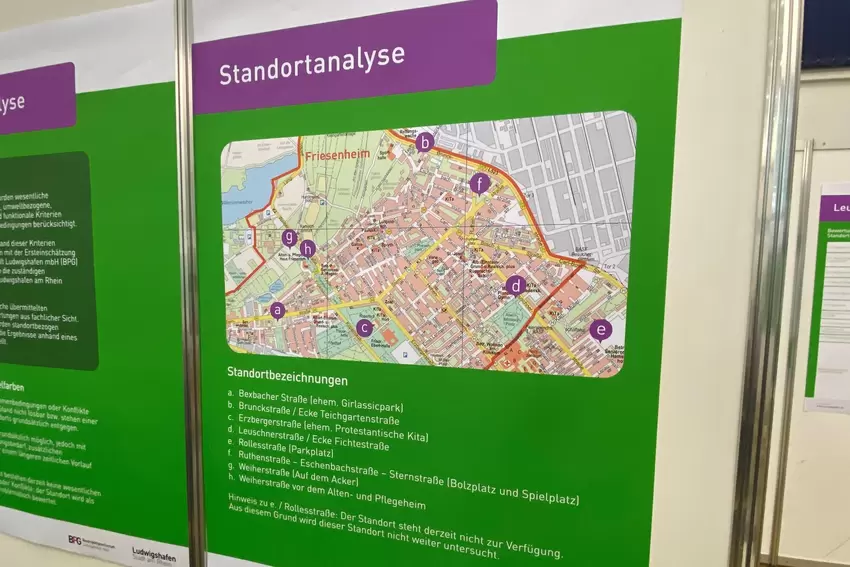 In der Aula des Gymnasiums konnten sich die Besucher an Info-Taflen einen Überblick verschaffen.