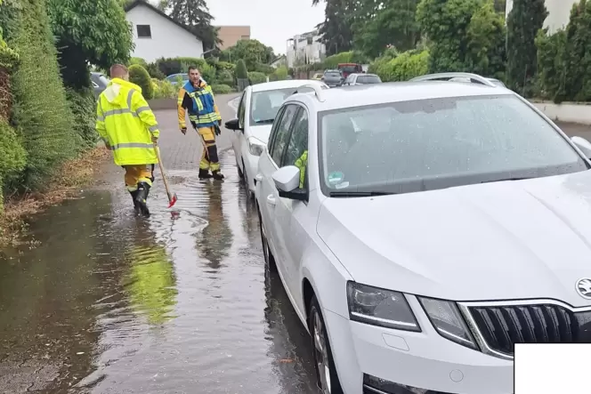 Auf der Hambacher Höhe staute sich das Wasser in der Weinbergstraße.