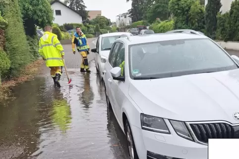 Auf der Hambacher Höhe staute sich das Wasser in der Weinbergstraße.