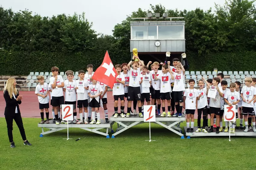 Max Brill (Nummer 17, Bildmitte) vom Team Contwig I durfte für die siegreichen Schweizer den WM-Pokal in die Höhe stemmen. Zweit