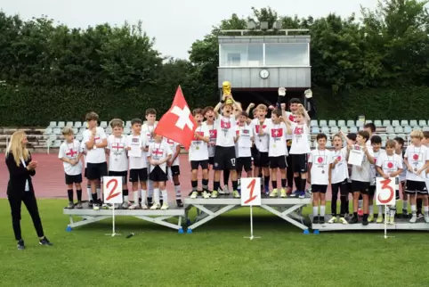 Max Brill (Nummer 17, Bildmitte) vom Team Contwig I durfte für die siegreichen Schweizer den WM-Pokal in die Höhe stemmen. Zweit