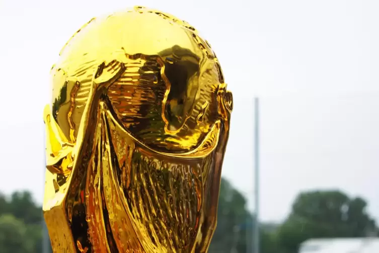 H&auml;ufige Frage am Dienstag: &bdquo;Wie schwer ist der WM-Pokal?&ldquo; Antwort: &bdquo;Das wei&szlig; nur der Sieger.&ldquo;