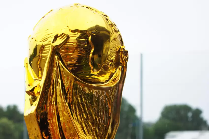 Häufige Frage am Dienstag: »Wie schwer ist der WM-Pokal?« Antwort: »Das weiß nur der Sieger.«