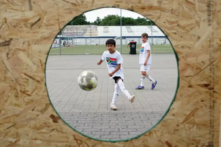 Der Parcours des Jugendamtes &ndash; samt Torwand &ndash; musste wegen Regens bald abgebaut werden.