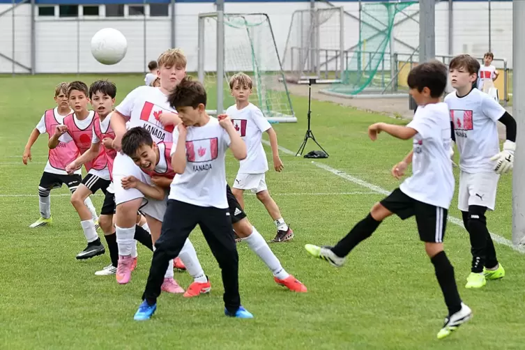 Ganz sch&ouml;n viel los im Strafraum im Spiel um Platz drei: Japan (GS Ein&ouml;d, mit L&auml;tzchen) setzte sich gegen Kanada (GS Sonnenfeld)