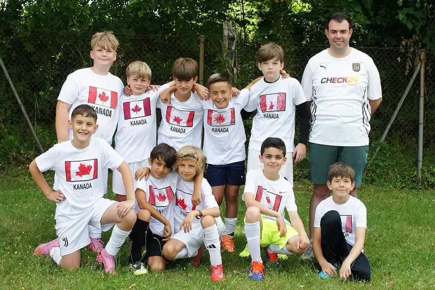 Team Kanada, Gruppe B (GS Sonnenfeld), vorne von links: Jor Haxaiu, Paul Filip, Rafael Laurino, Yusuf Abdin, Jonas Larsen. Hinte