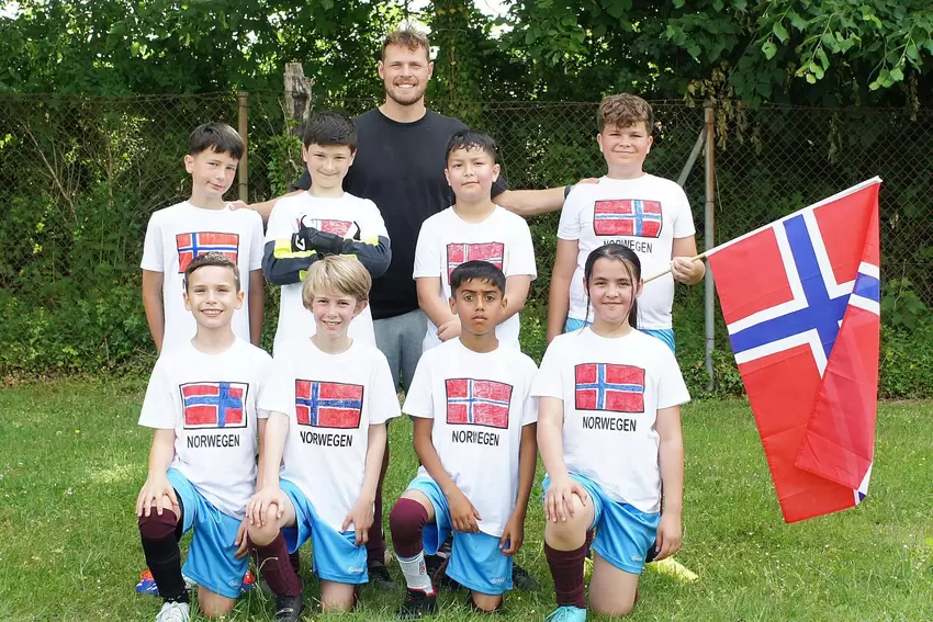 Team Norwegen, Gruppe D (Thomas-Mann-GS), vorne von links: Noah Romano, Julius Gensch, Ibrahim Alkadam, Zainab Nemati. Hinten vo
