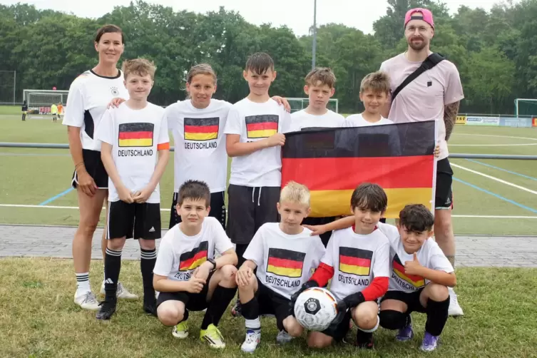 Team Deutschland, Gruppe E (Albert-Schweitzer-GS), vorne von links: Iven Raje, Thomas Brem, Henry Fey, Aaron Aggoun. Hinten von 