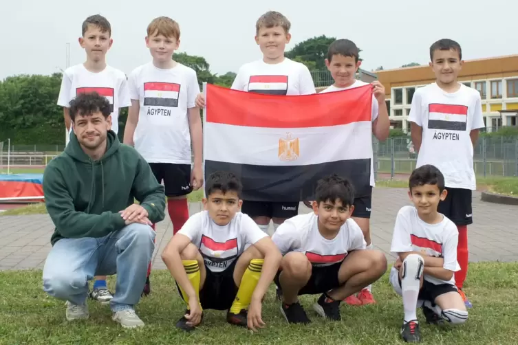 Team &Auml;gypten, Gruppe E (GS Hilgard II), vorne von links: Lehrer Felix Stuppy, Mohamed Altaha, Fayez Mohamad, Majel Alsayes. Hint
