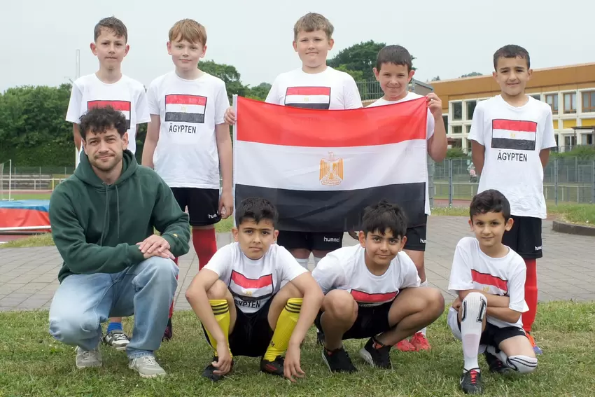 Team Ägypten, Gruppe E (GS Hilgard II), vorne von links: Lehrer Felix Stuppy, Mohamed Altaha, Fayez Mohamad, Majel Alsayes. Hint