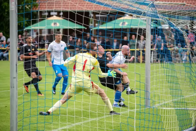 Die Führung für Büchelberg: Jonah Eckert köpft das Tor zum 1:0.