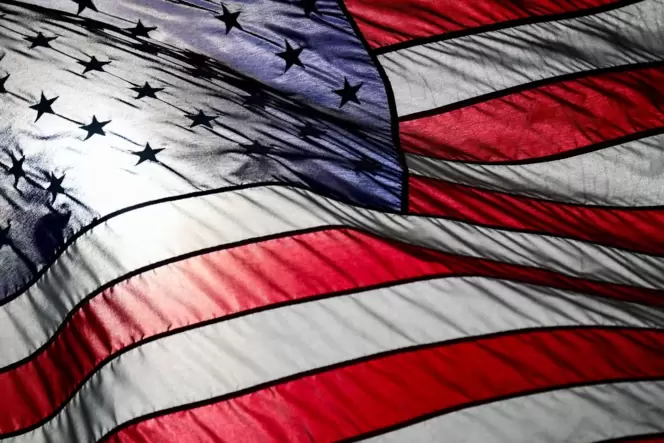 Die Sonne scheint durch eine US-Flagge