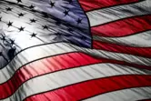 Die Sonne scheint durch eine US-Flagge