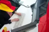 Eine Frau in Fankleidung am Arbeitsplatz