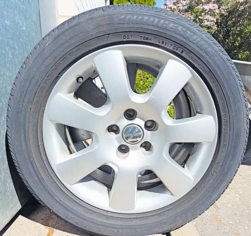 Verkaufe 4 komplette Räder, Alufelge für Golf ab BJ 2003, 205/55 R16 V, Preis: 160 Euro, Tel bitte nur von 8 -20 Uhr!