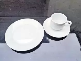 11253951_10_1 Zeitloses weißes Kaffeegeschirr bestehend aus Tassen, Unterteller für Tasse und Kuchenteller. Alles ist weiß hat aber zwei versc