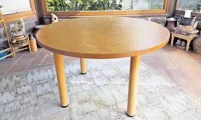mit schönem Holzfurnier vom Schreiner gefertigt. Runder Tisch 125 cm Durchmesser, 74 cm Höhe. Füße verschraubt. Sehr guter Zusta