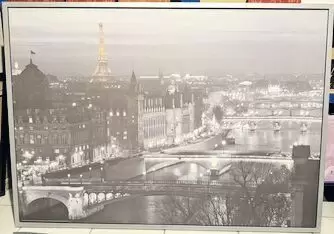140x100 cm, Rahmen silbergrau, schwarz-weiß, mit Eiffelturm in gelblichen Licht, sehr dekorativ. 60 € VHS