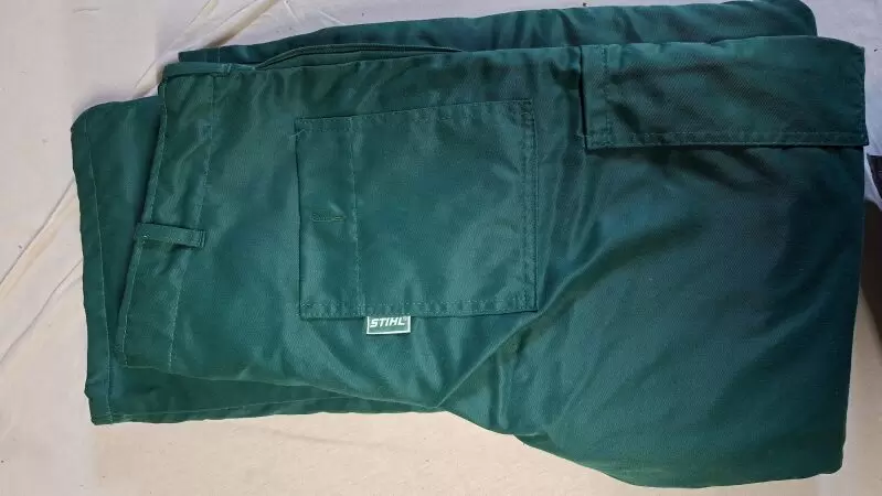 11254249_10_1 Stihl Schnittschutzhose Größe 26, sehr guter Zustand zu verkaufen VB € 20.- nur an Selbstabholer.