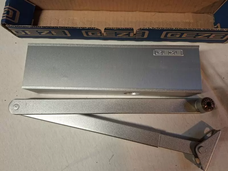 11254251_10_1 2x GEZE und einmal Abus, unbenutzt und in Originalverpackung abzugeben für € 10 das Stück. Nur an Selbstabholer.